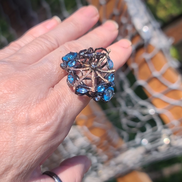 Gorgeous blue&white Topaz spiderweb cocktail ring - Picture 8 of 10